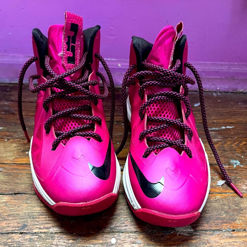 Fuchsia Pink black and white  LeBron Jamessneaker